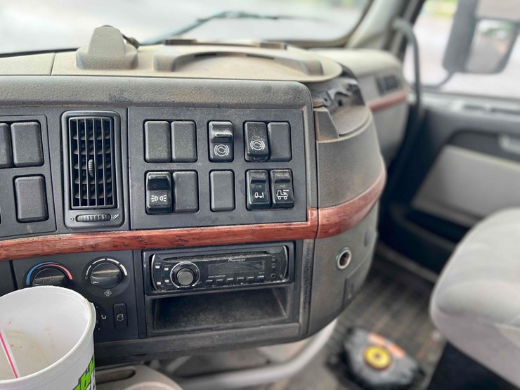 2006-volvo-vnl-image-21