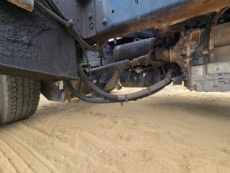 2015-ottawa-yard-spotter-truck---cummins-diesel,-allison-6-speed,-hydraulic-air-fifth-wheel-image-17