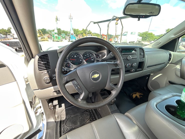 2013-chevrolet-3500-image-15