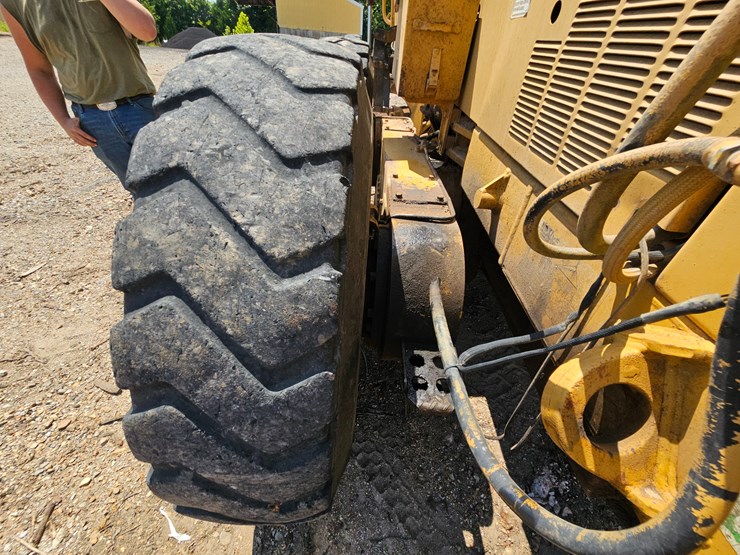 2002-caterpillar-12h-image-118
