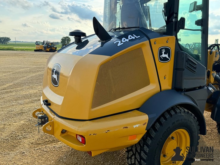 2022-deere-244l-image-17