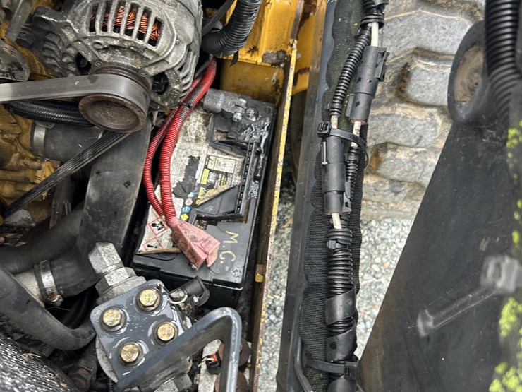 2011-deere-318d-image-9