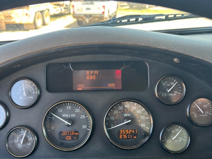 2011-peterbilt-348-image-10