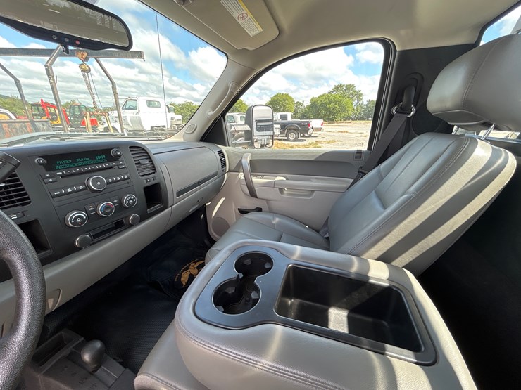 2013-chevrolet-3500-image-13