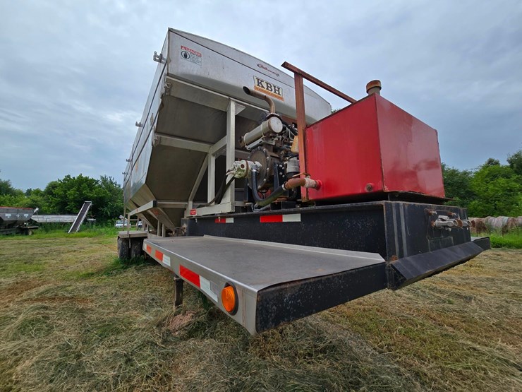 2016-kbh-fertilizer-tender-trailer---isuzu-diesel,-hydraulic-system,-rear-discharge-image-5