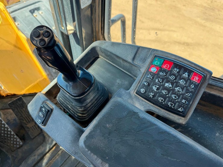 2013-deere-824k-image-49