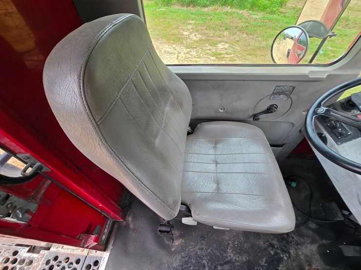 2015-ottawa-yard-spotter-truck---cummins-diesel,-allison-6-speed,-hydraulic-air-fifth-wheel-image-22