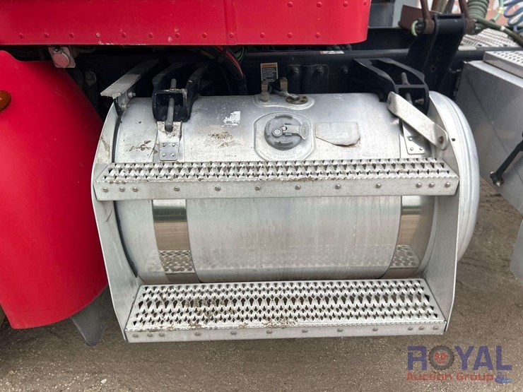 2009-peterbilt-384-image-21