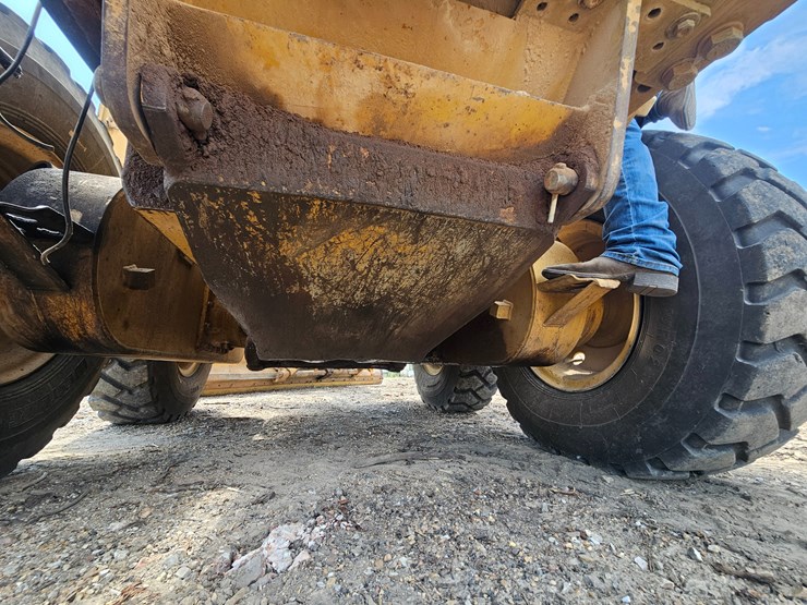 2002-caterpillar-12h-image-132