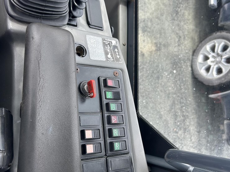 2006-deere-244j-image-12
