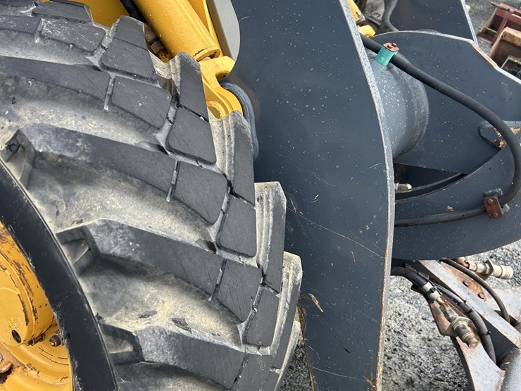 2006-deere-244j-image-4