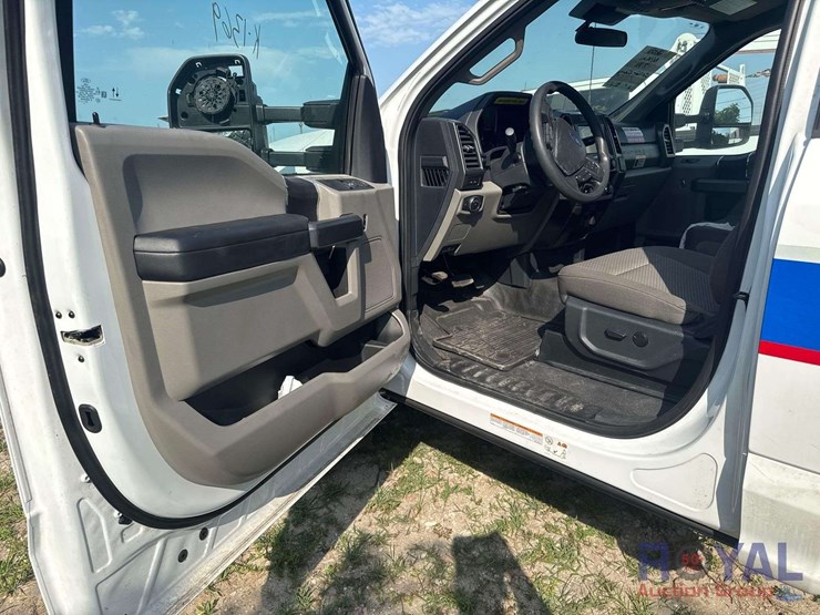 2022-ford-f550-image-11