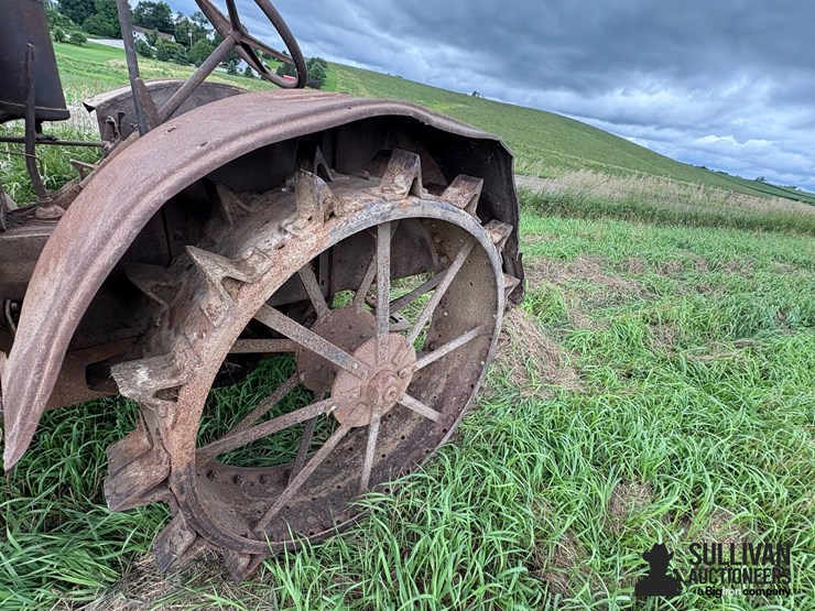 mccormick-deering-10-20-antique-tractor-image-16
