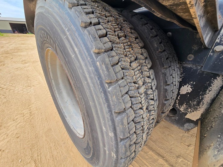 2015-ottawa-yard-spotter-truck---cummins-diesel,-allison-6-speed,-hydraulic-air-fifth-wheel-image-34