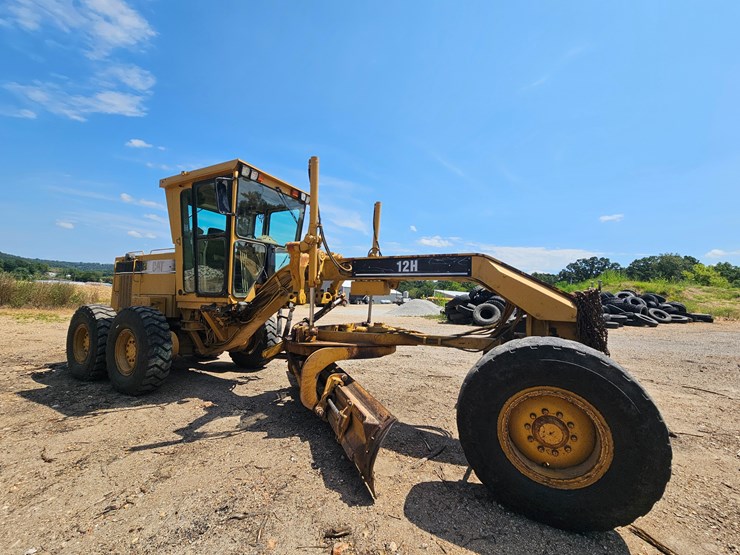 2002-caterpillar-12h-image-32