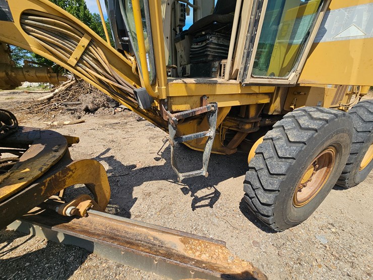 2002-caterpillar-12h-image-50