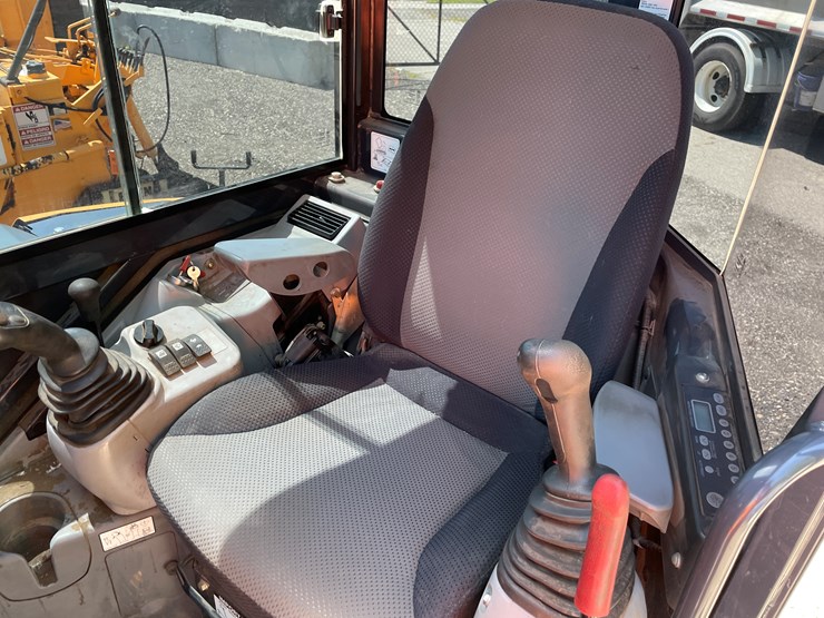 2019-deere-35g-image-19