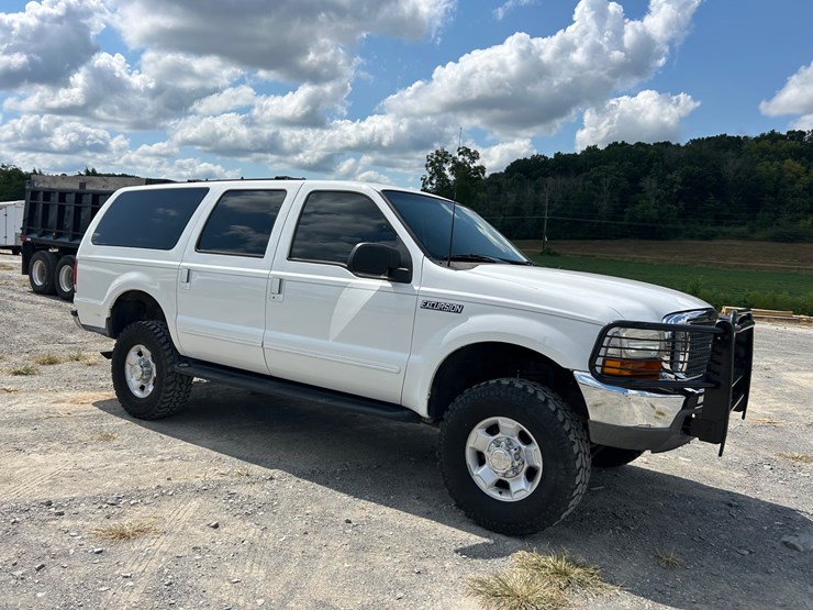 2000-ford-excursion-image-1