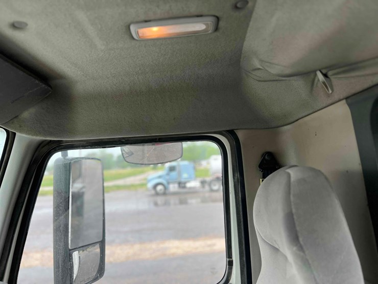 2006-volvo-vnl-image-22
