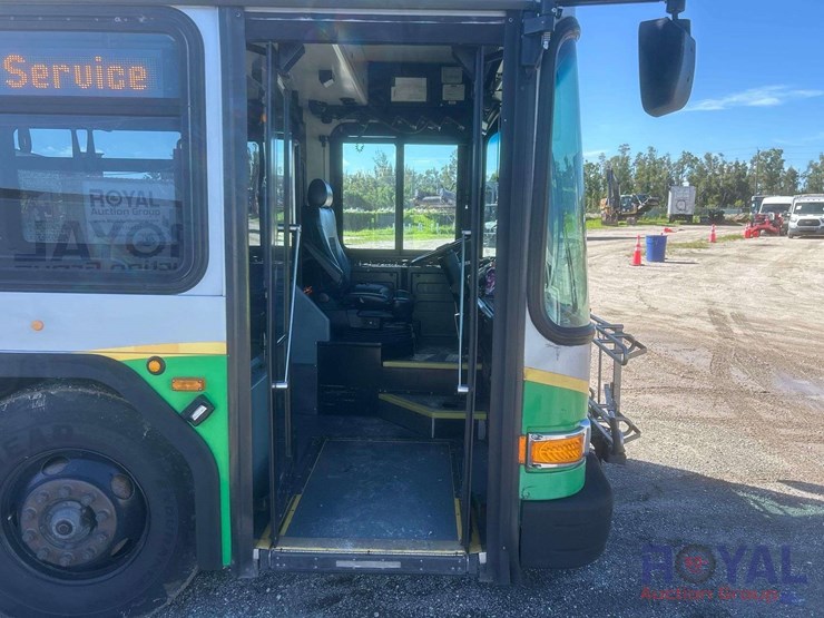 2014-gillig-low-floor-image-8