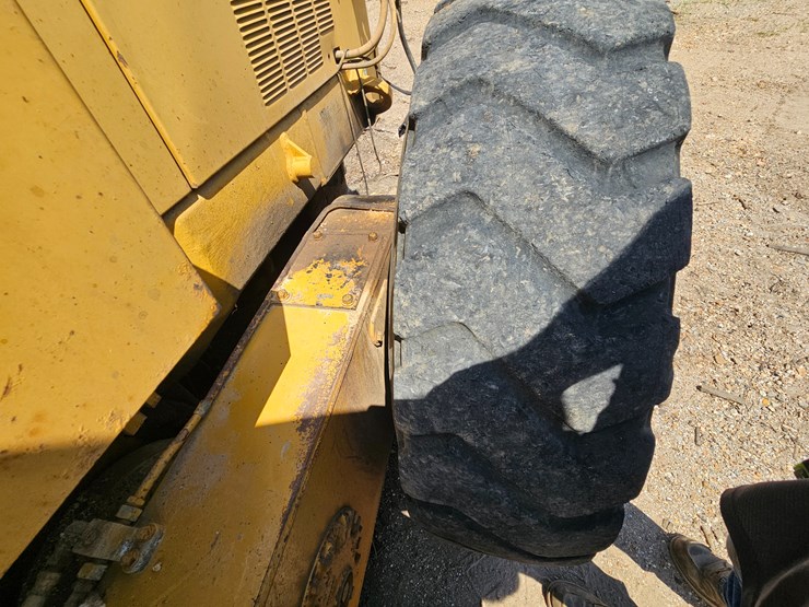2002-caterpillar-12h-image-112
