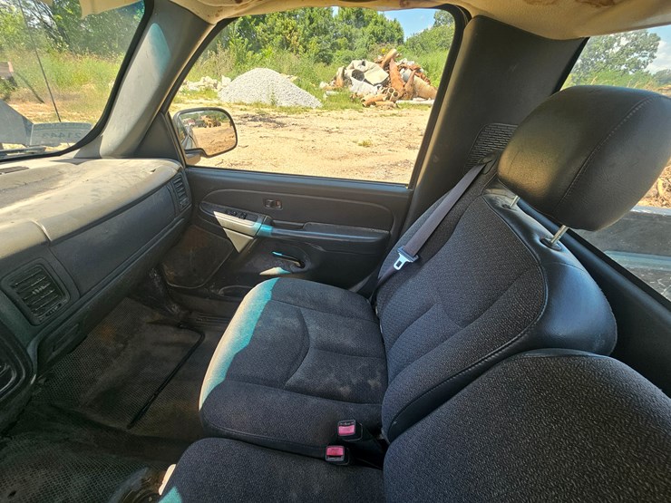 2004-chevrolet-silverado-image-33