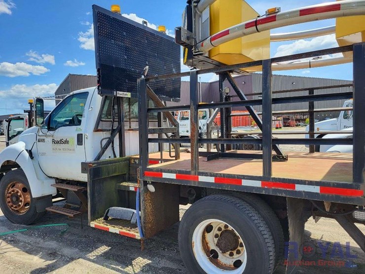 2000-ford-f-650-tma-attenuator-truck-image-1