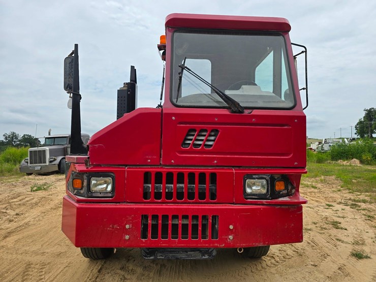 2015-ottawa-yard-spotter-truck---cummins-diesel,-allison-6-speed,-hydraulic-air-fifth-wheel-image-9