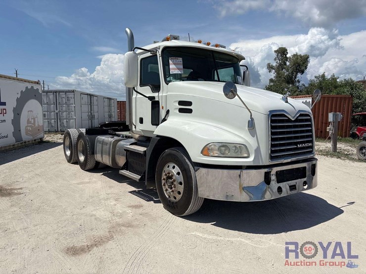 2014-mack-cxu613-t/a-day-cab-truck-tractor-image-2