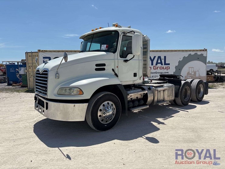 2014-mack-cxu613-t/a-day-cab-truck-tractor-image-1