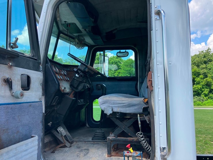1999-peterbilt-377-image-5