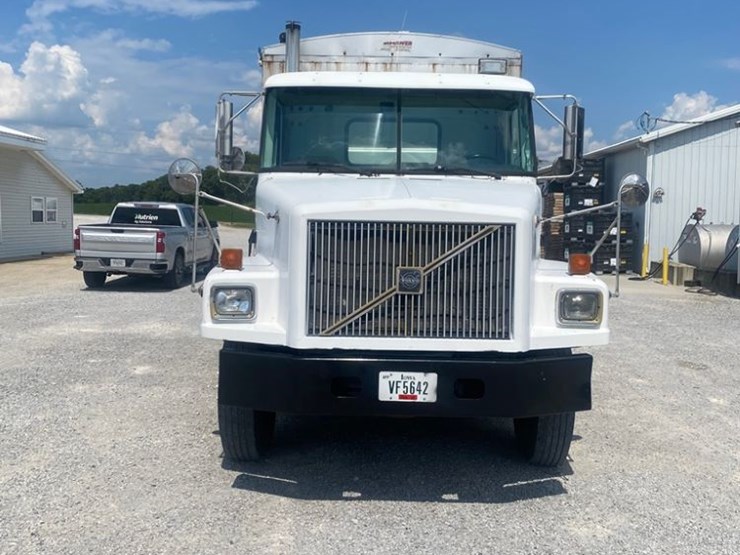 1996-volvo-wg64t-image-2
