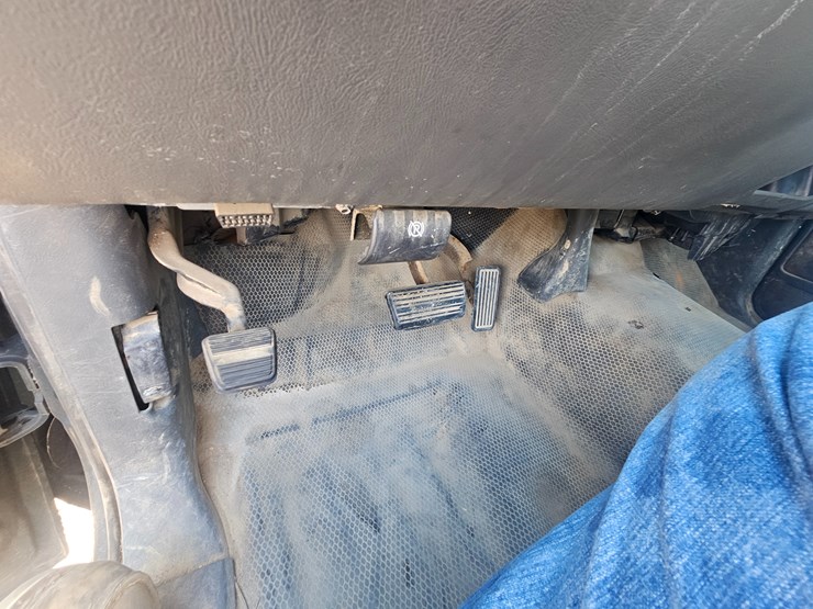 2004-chevrolet-silverado-image-44