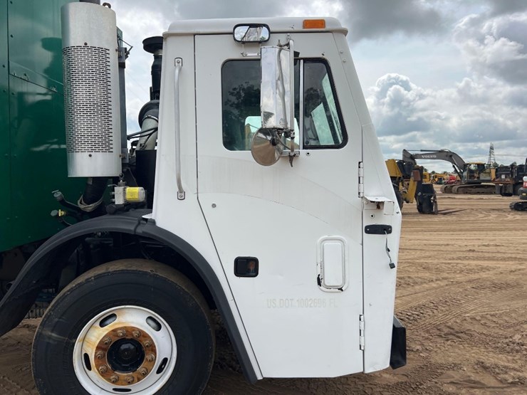 2015-mack-leu633-image-15