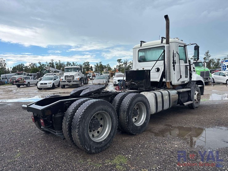 2012-mack-cxu613-day-cab-t/a-wet-kit-truck-tractor-image-3