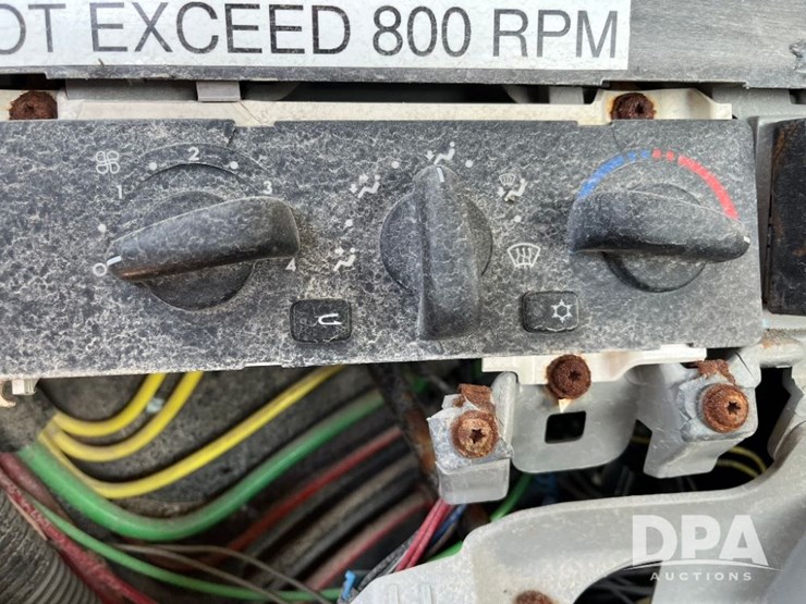 2005-freightliner-truck-(jn2399,-unit-277052)-image-57