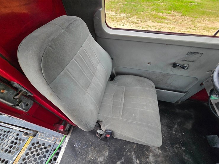 2016-ottawa-yard-spotter-truck---cummins-diesel,-allison-auto,-hydraulic-air-fifth-wheel,-33,000-...-image-31