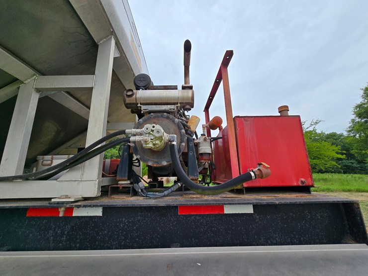 2016-kbh-fertilizer-tender-trailer---isuzu-diesel,-hydraulic-system,-rear-discharge-image-4