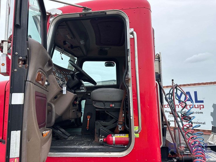 2009-peterbilt-384-image-8