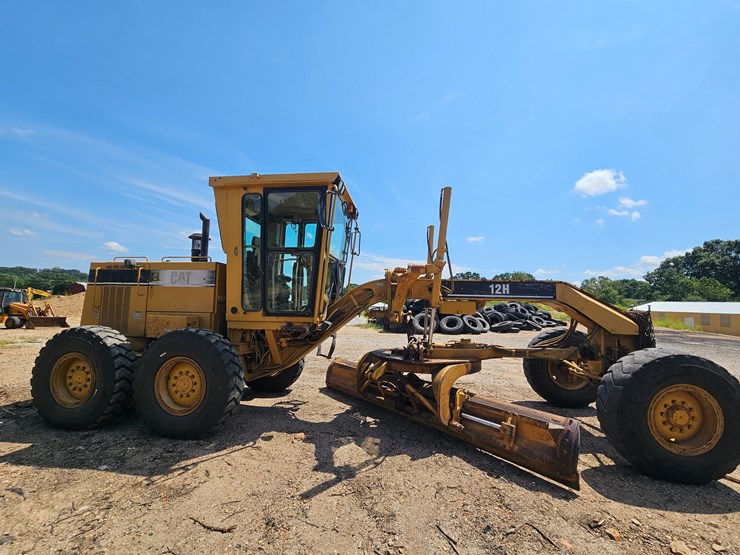 2002-caterpillar-12h-image-29