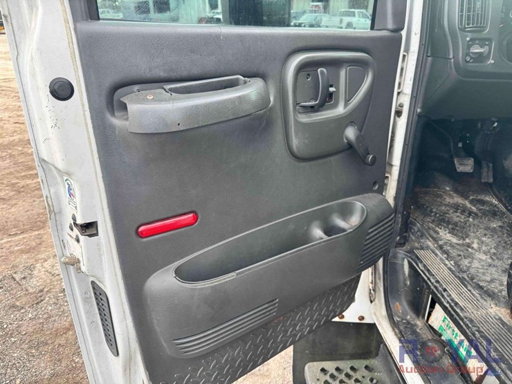 2005-chevrolet-c4500-altec-bucket-truck-image-10