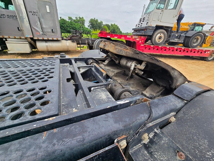 2016-ottawa-yard-spotter-truck---cummins-diesel,-allison-auto,-hydraulic-air-fifth-wheel,-33,000-...-image-18