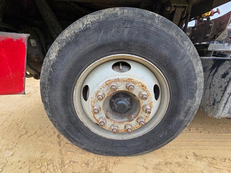 2015-ottawa-yard-spotter-truck---cummins-diesel,-allison-6-speed,-hydraulic-air-fifth-wheel-image-29