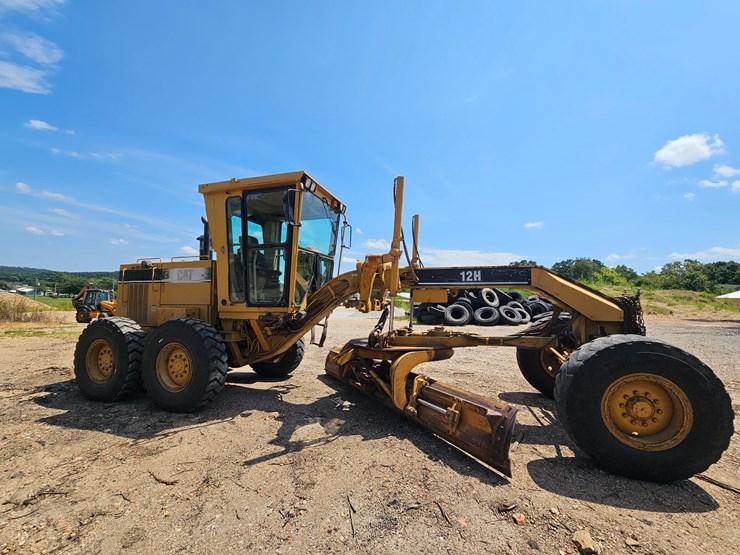 2002-caterpillar-12h-image-30