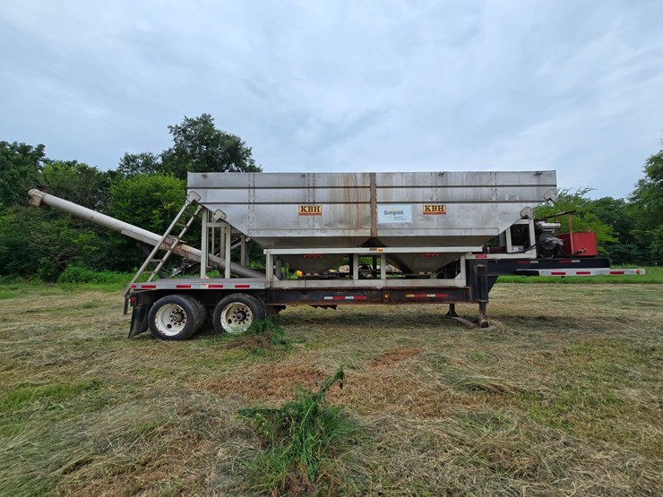 2016-kbh-fertilizer-tender-trailer---isuzu-diesel,-hydraulic-system,-rear-discharge-image-1