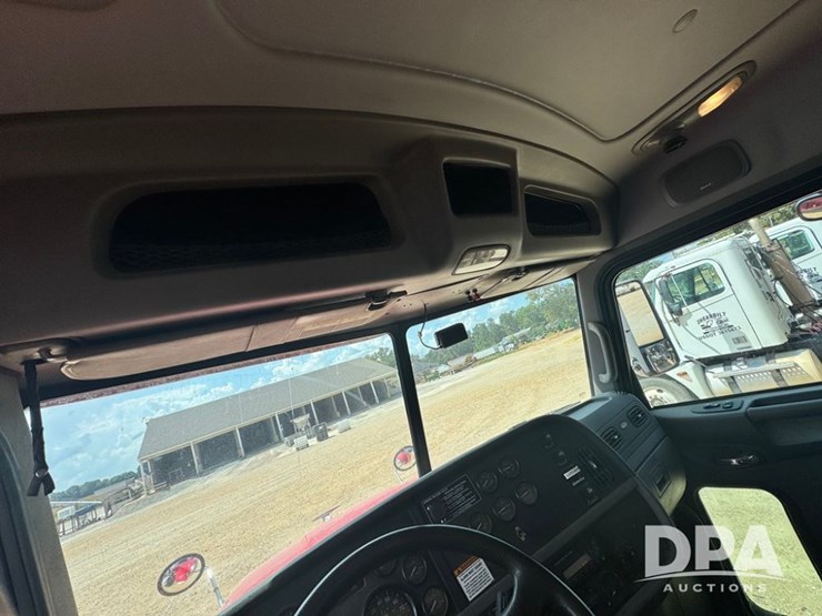 2012-peterbilt-384-image-16