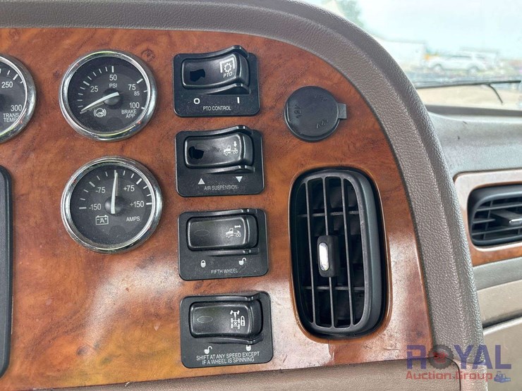2009-peterbilt-384-image-18