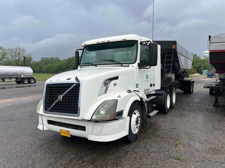2006-volvo-vnl-image-1