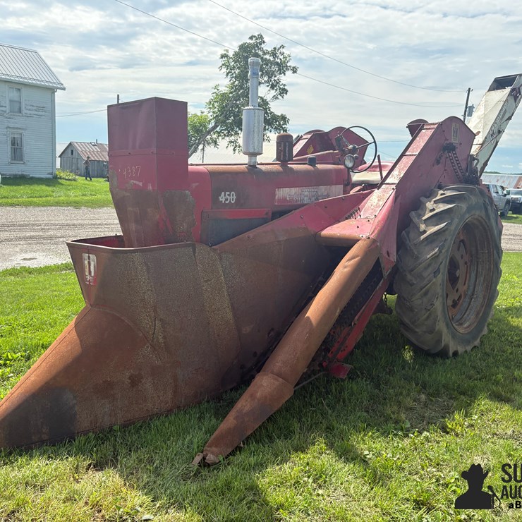 1957 INTERNATIONAL 2MH