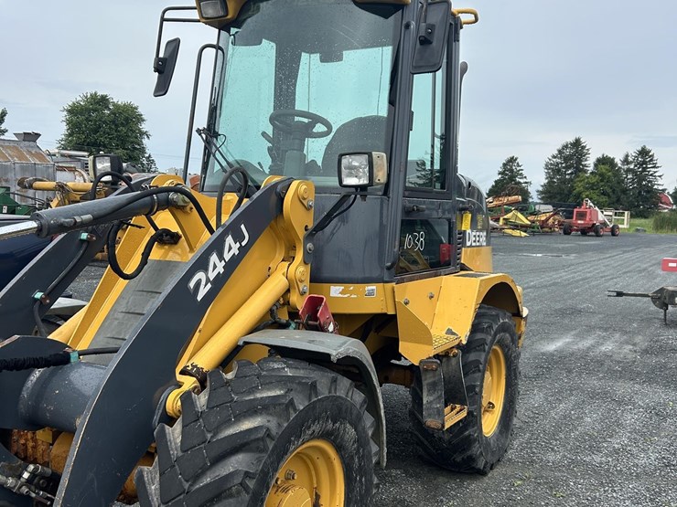 2006-deere-244j-image-2